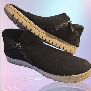 Bella Vita Black and Tan Sneakers with Flexible Sole
